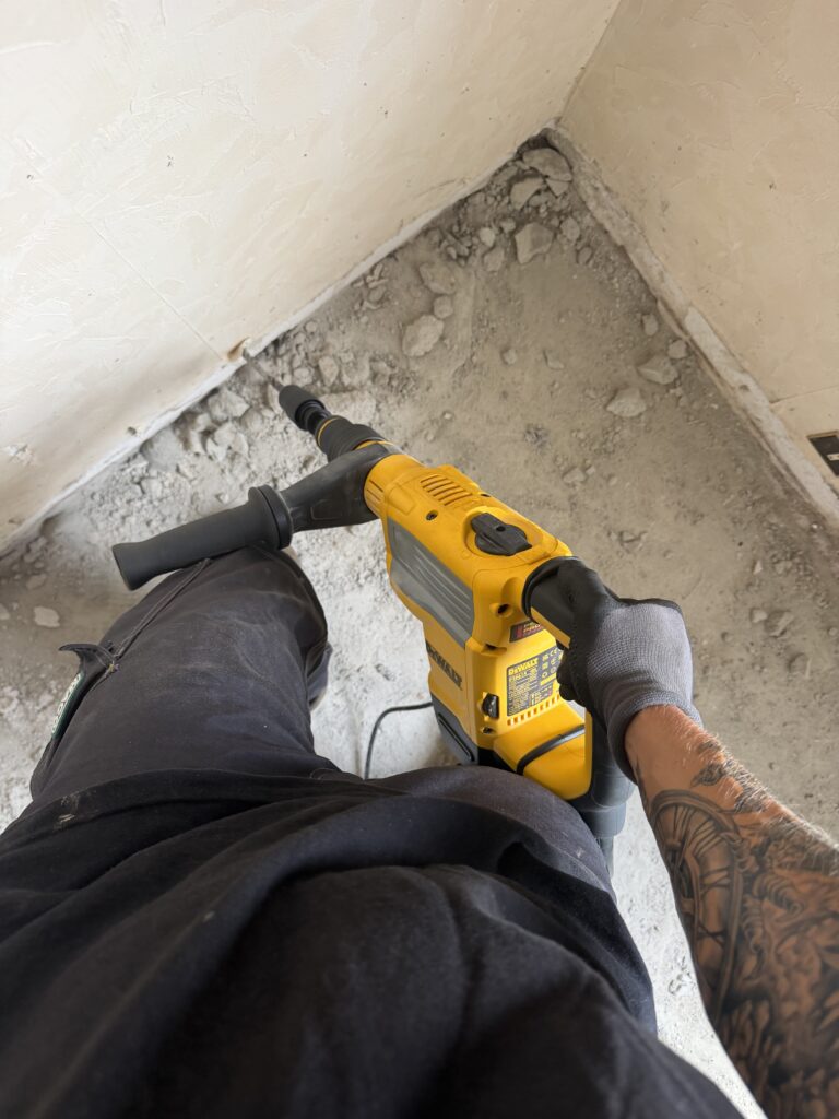 Perçage du sol au pied des murs pour l’injection anti-termites